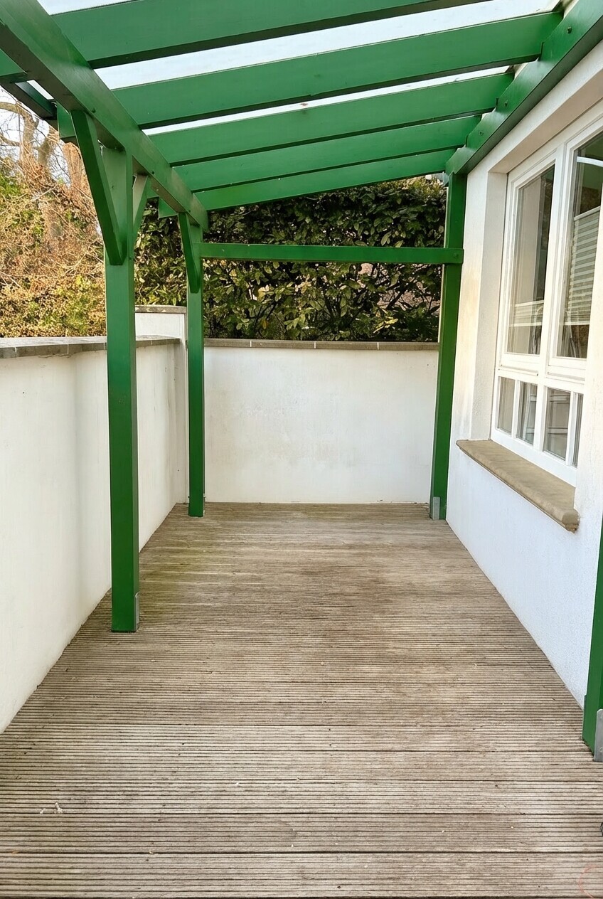 Gemütliche Terrasse mit Pergola und Natur