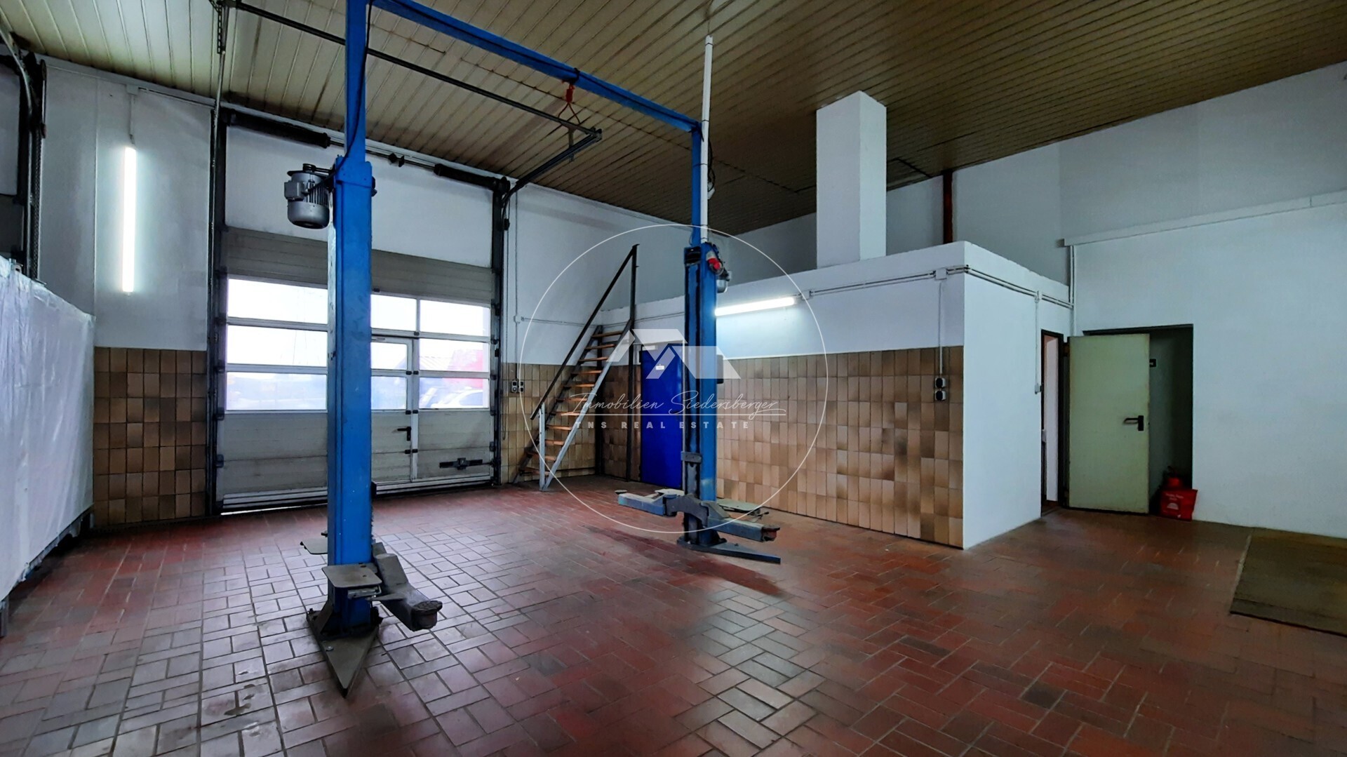 Halle mit Zugang zur Staufläche, Gäste-WC und Büro