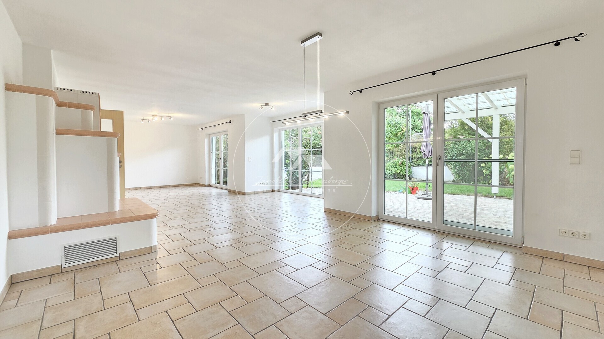 Erdgeschoss Wohn-Ess-Bereich mit Kachelofen