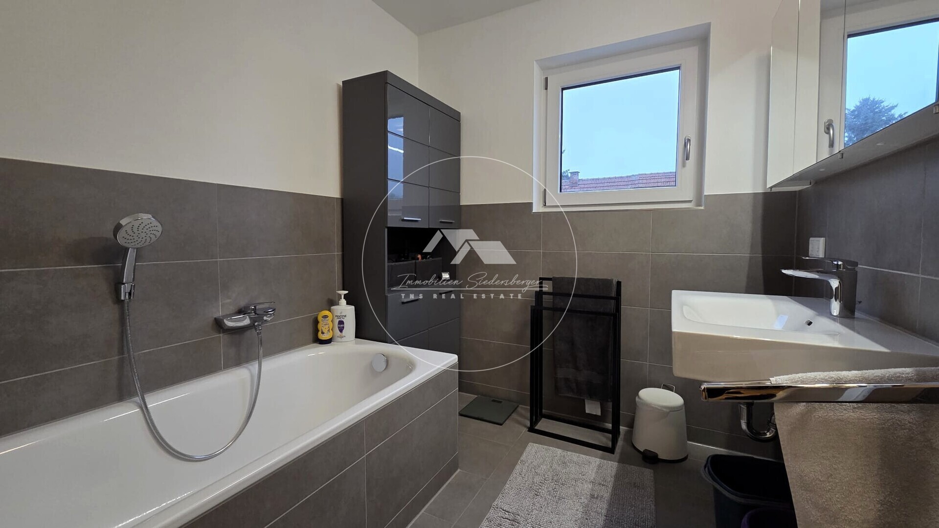 Tageslichtbad mit Wanne und barrierefreier Dusche