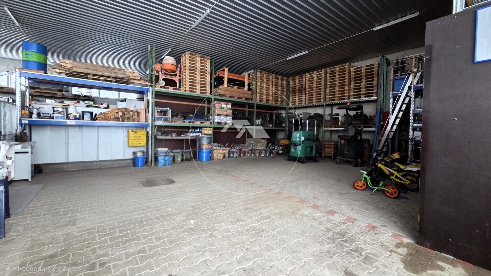 Halle mit Schwerlastregalen