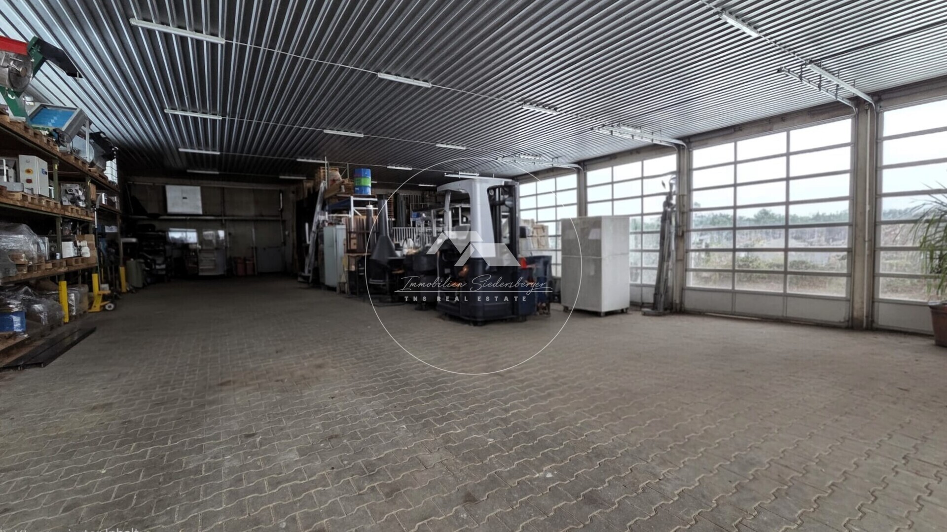 Halle mit 4 Sektionaltoren an der Front