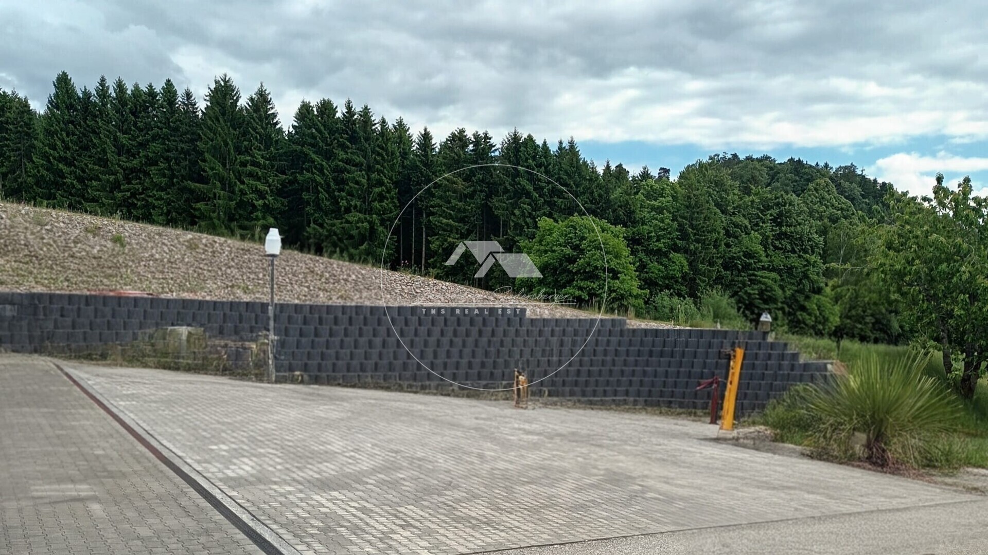 Hofbereich vor der Gewerbehalle
