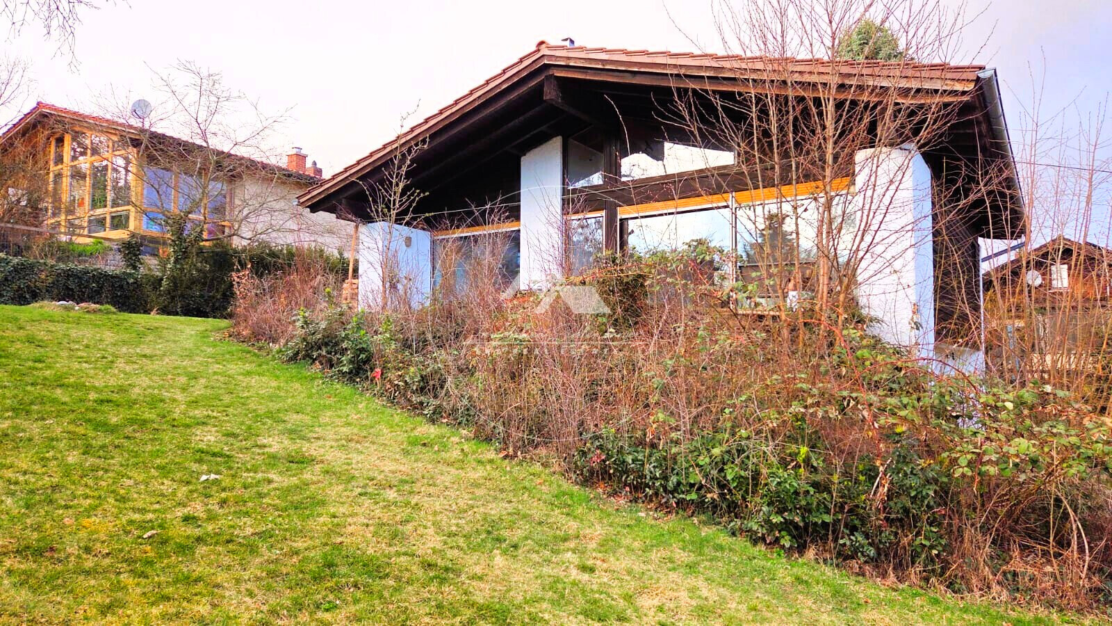 Terrassenbereich mit großer Fensterfront