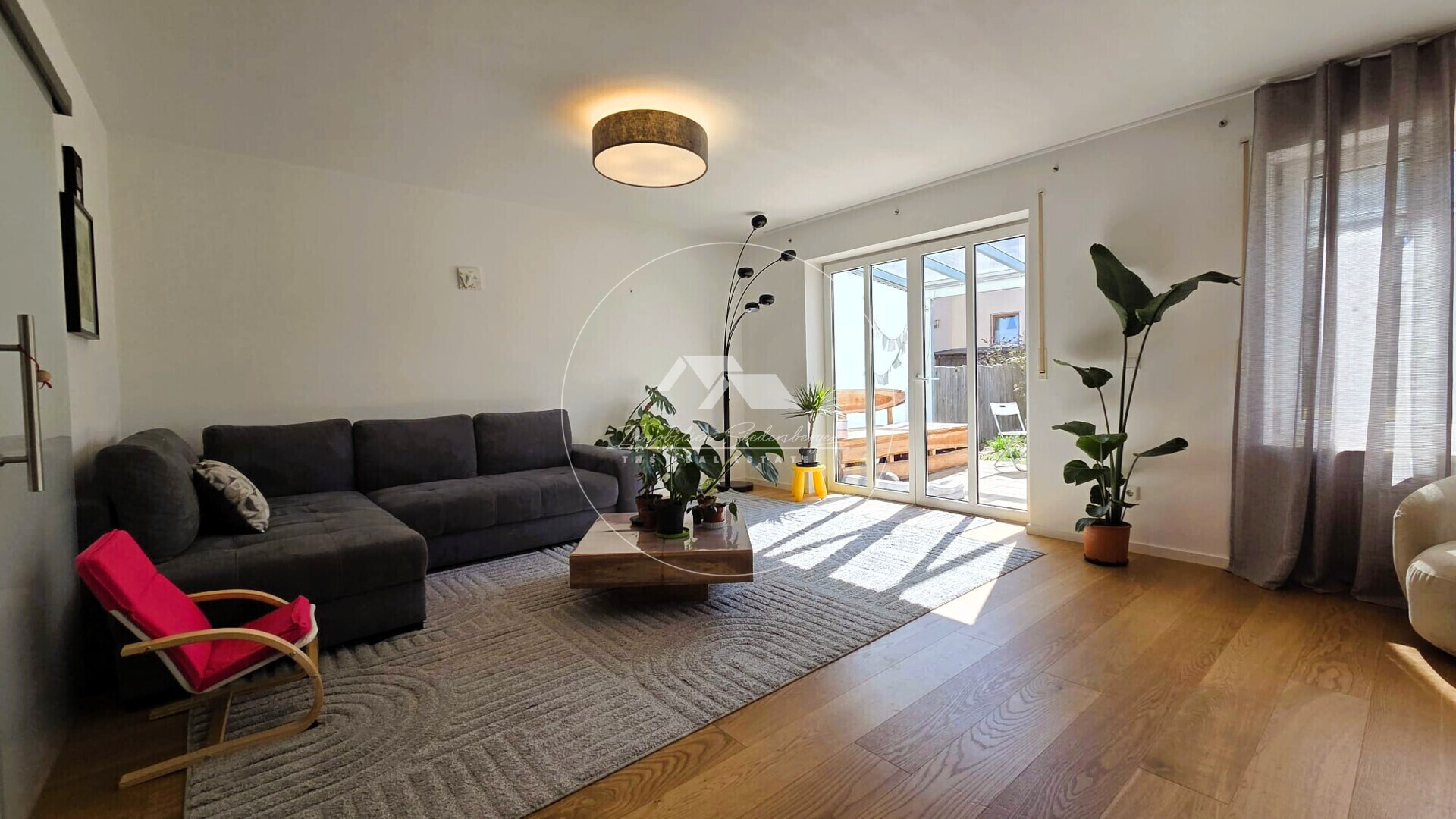 offenes Wohnzimmer mit direktem Zugang zum Garten