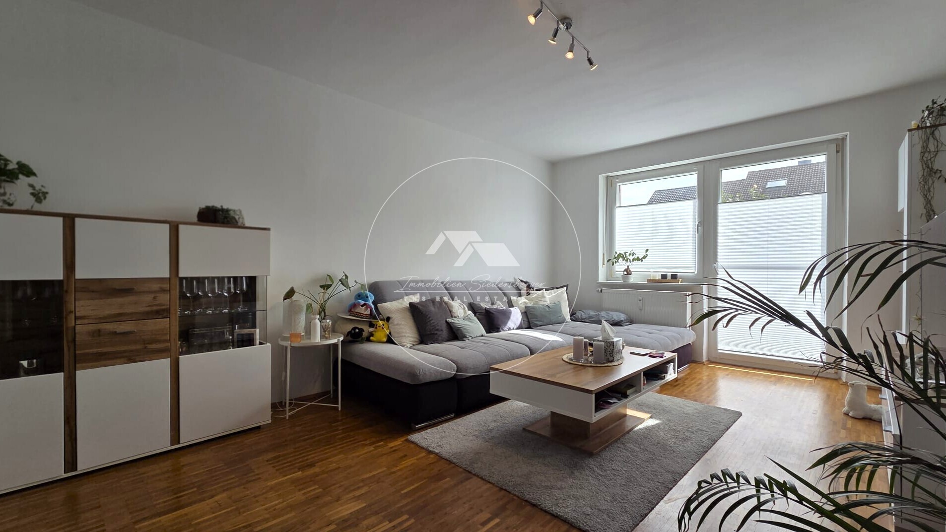 Wohnzimmer mit Zugang zum Garten