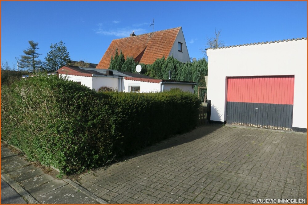 Garage mit Pforte zum Grundstück