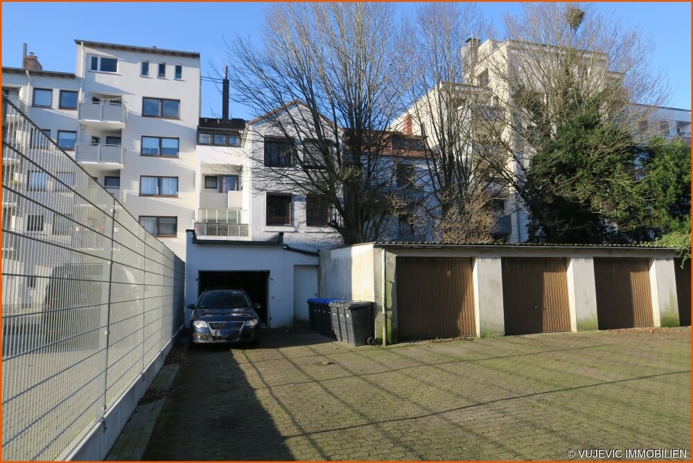 Garage und Rückseite