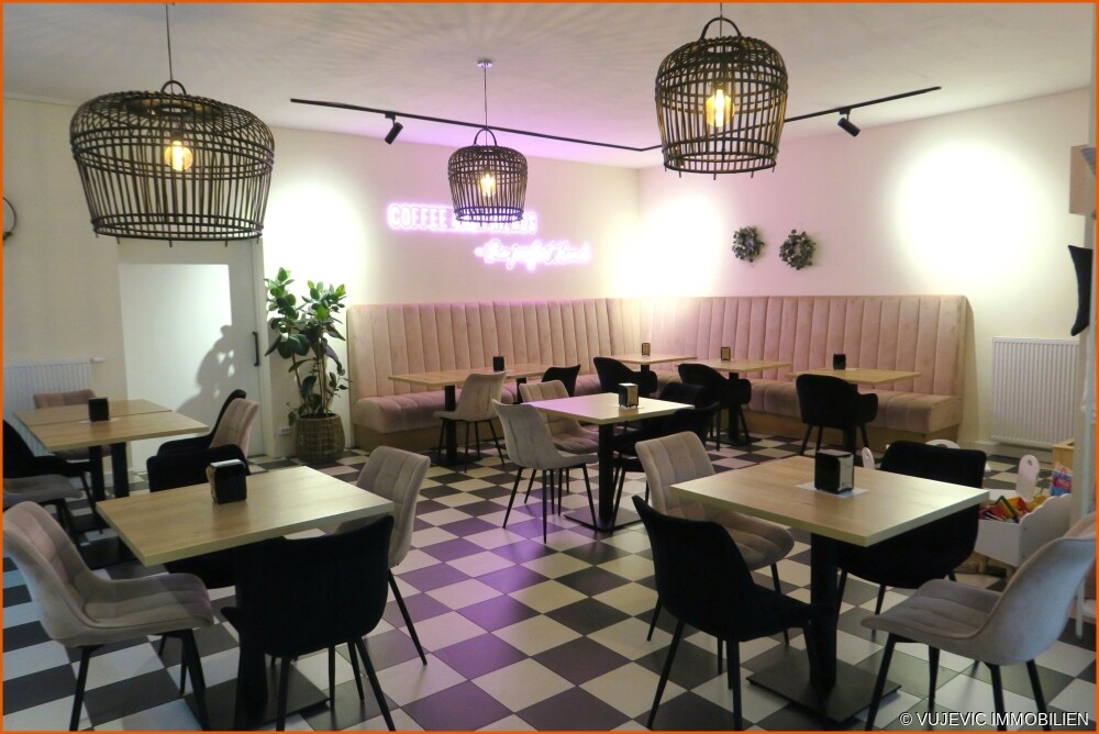 Ladengeschäft mit Cafè im Erdgeschoss