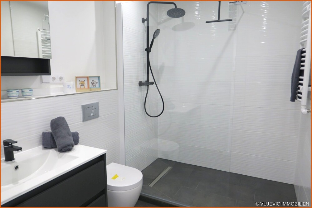 Modernes Duschbad