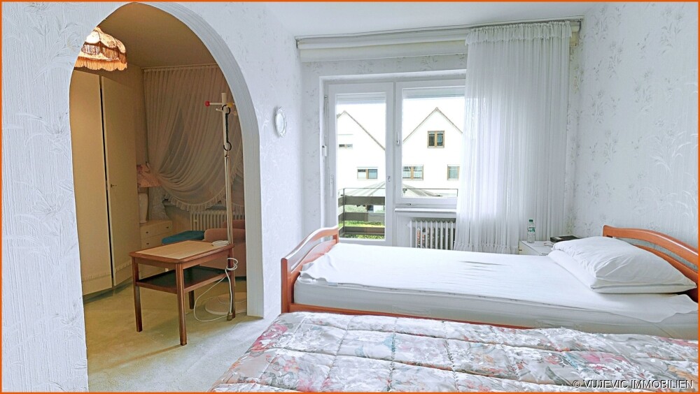 Schlafzimmer mit Ankleidezimmer und Balkon