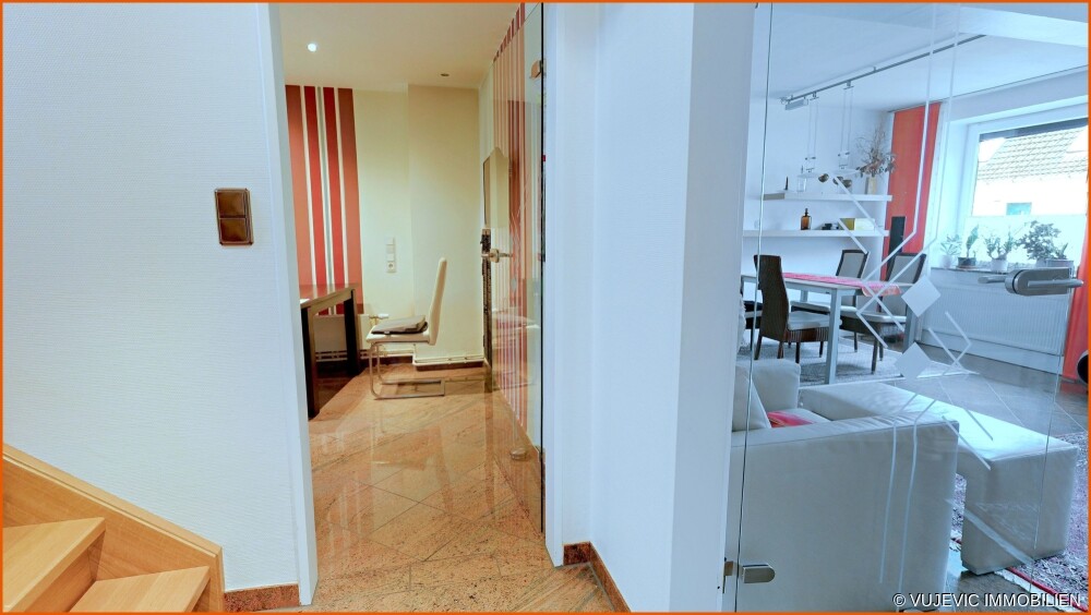 Diele mit Blick in Küche und Wohnzimmer