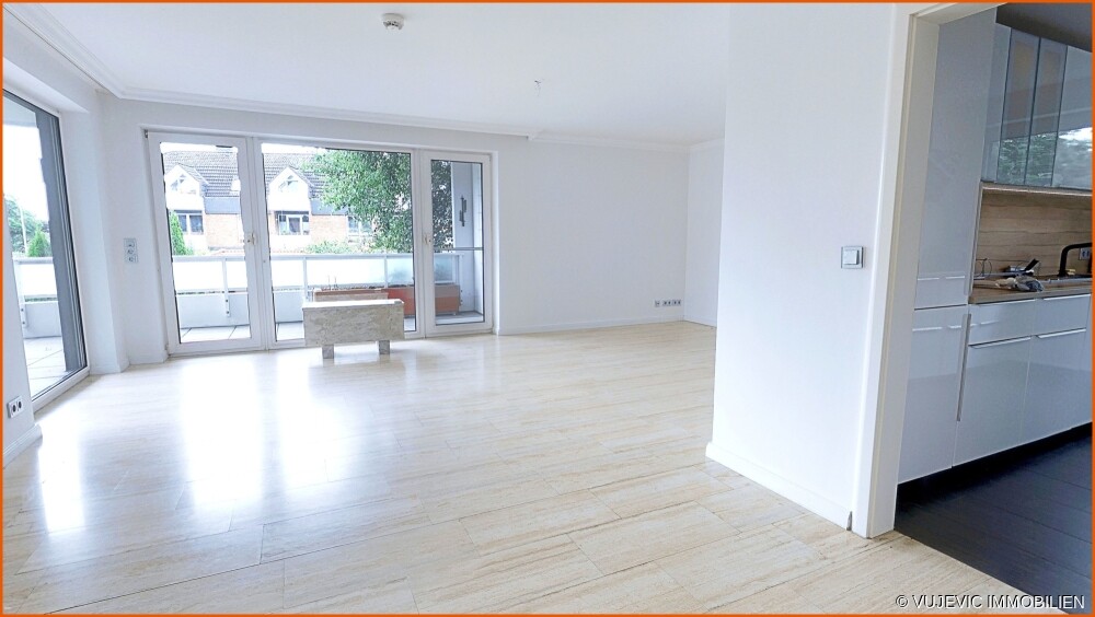 Wohnzimmer mit Balkonzugang