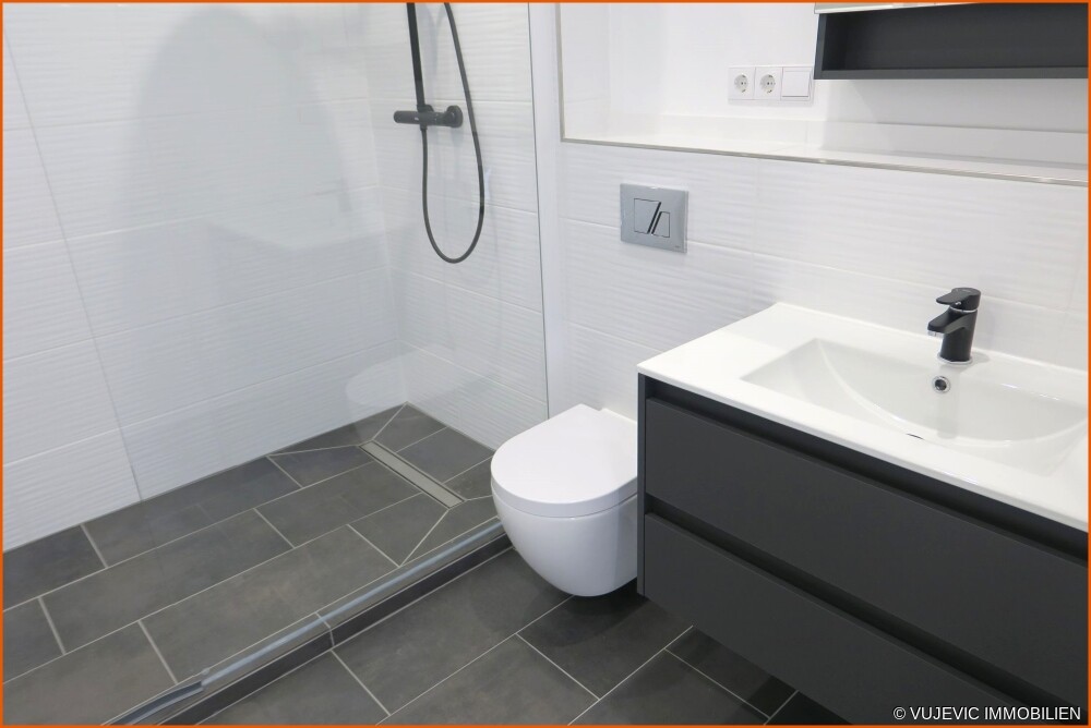 Modernes Duschbad