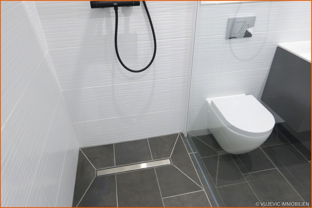 Modernes Duschbad