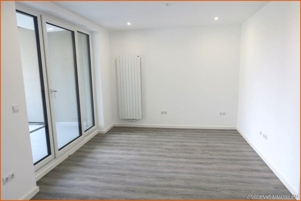 Wohnzimmer mit Balkonzugang