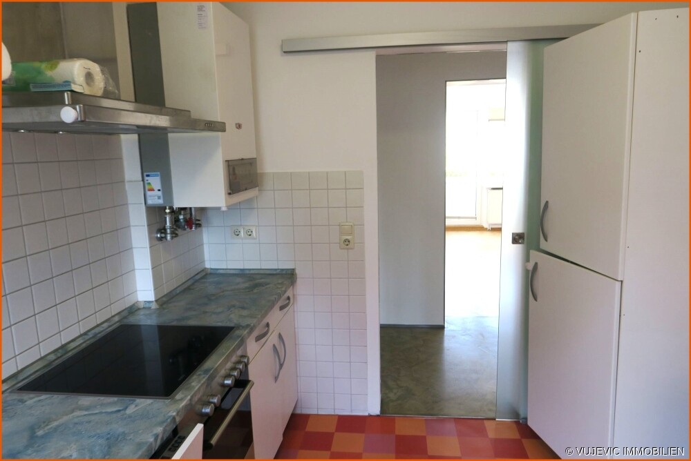 Einbauküche mit Kühlschrank