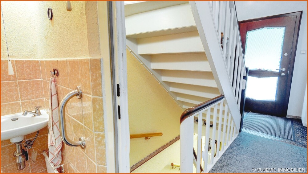 Diele mit Gäste-WC und Treppe
