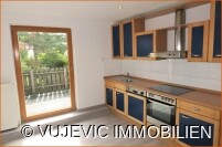 Küche mit Terrassenzugang