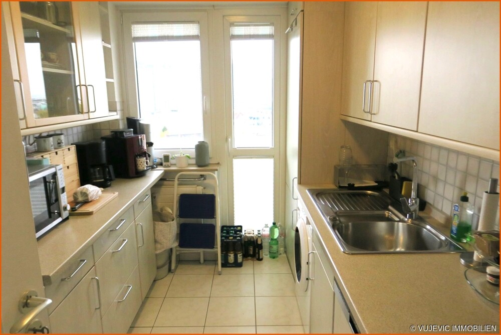 Küche mit Balkonzugang