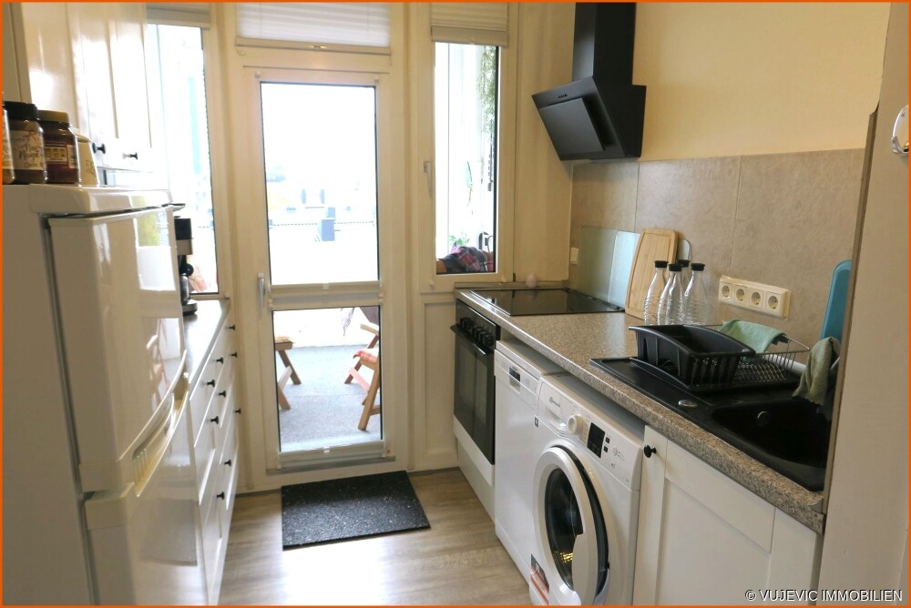 Küche mit Balkonzugang