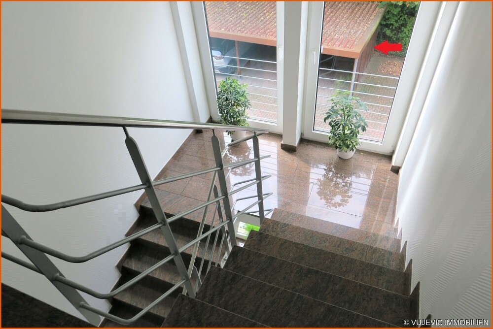 Treppenhaus und Blick auf den Stellplatz