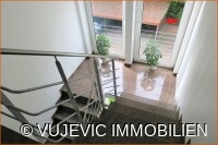 Treppenhaus und Blick auf den Stellplatz