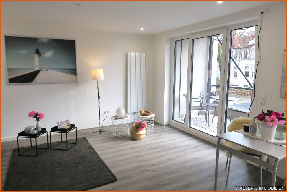 Offener Wohnbereich mit Terrassenzugang