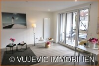 Offener Wohnbereich mit Terrassenzugang