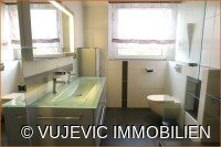 Modernes Bad mit Fenster