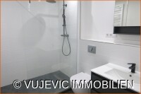 Modernes Bad mit barrierearmer Dusche