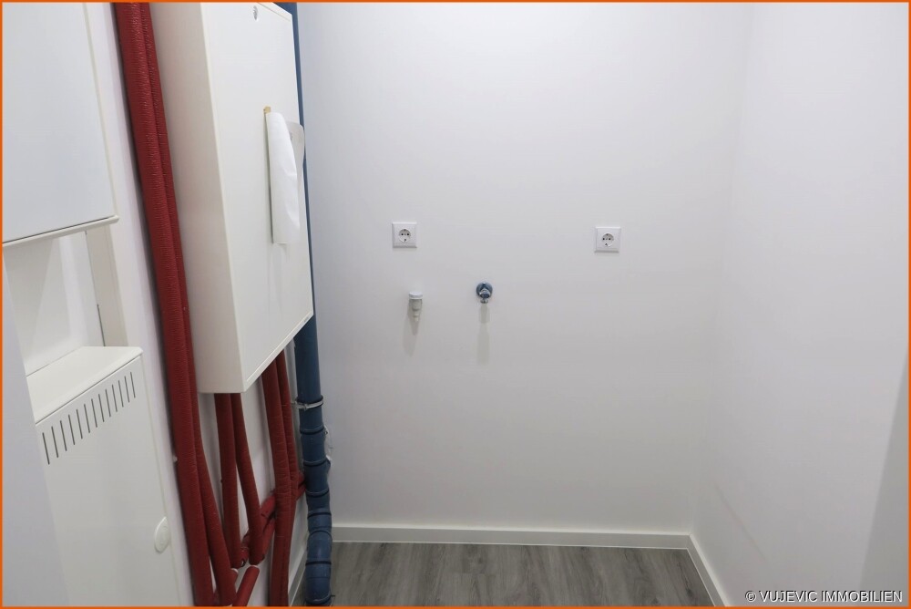 Hauswirtschaftsraum mit Waschmaschinenanschluss