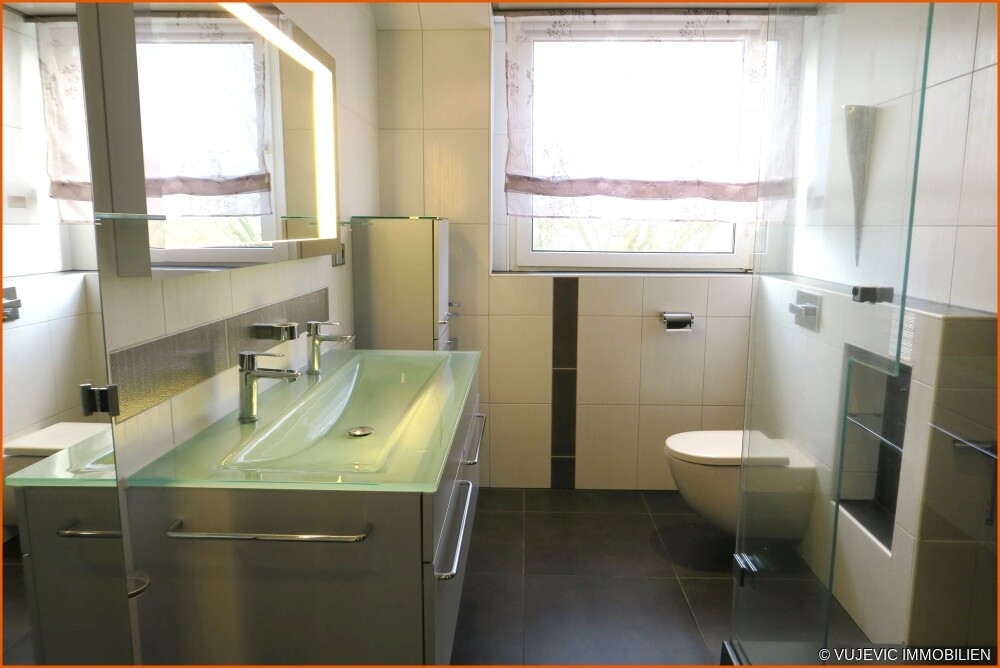 Modernes Bad mit Fenster