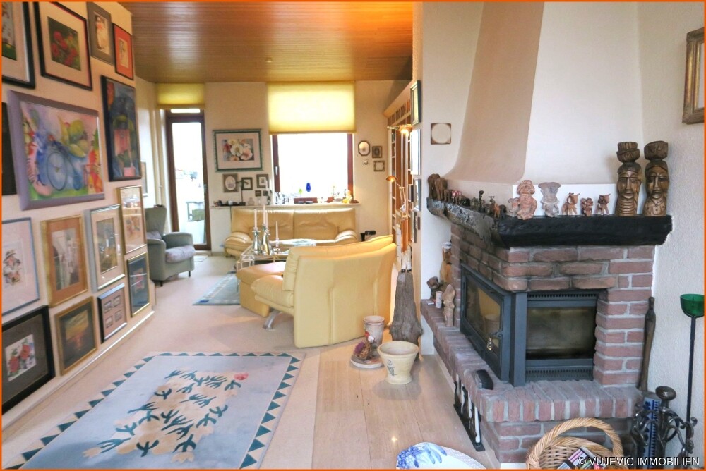 Wohnzimmer mit Kamin und Balkonzugang