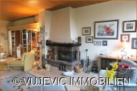 Wohnzimmer mit Kamin