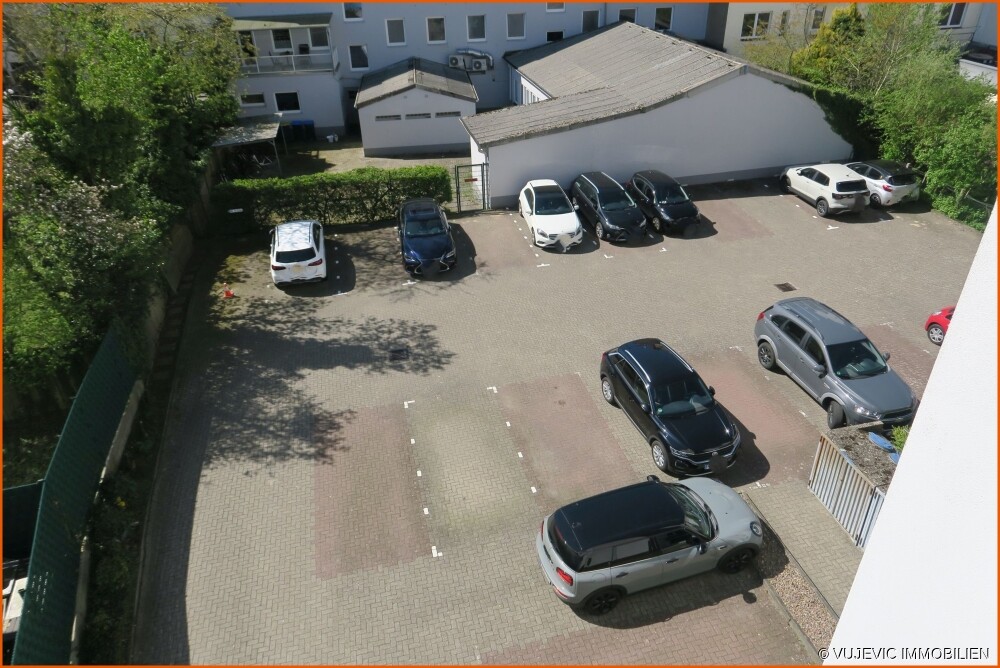 Zugeordnete PKW-Stellplätze auf dem Innenhof