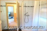 Vollbad mit bodentiefer Dusche