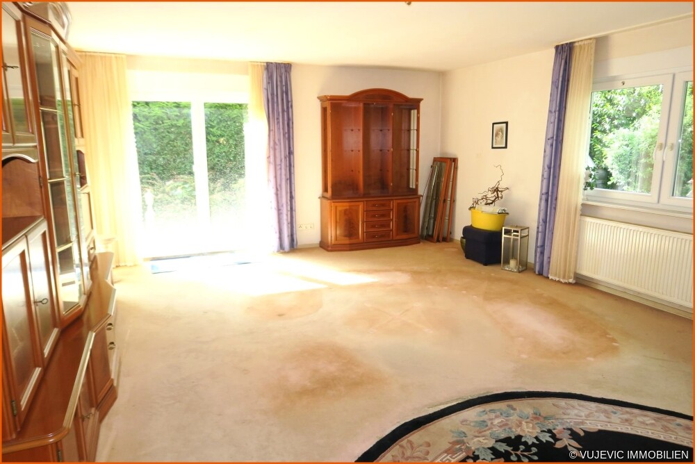 Großes Wohnzimmer mit Terrassenzugang