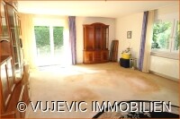 Großes Wohnzimmer mit Terrassenzugang