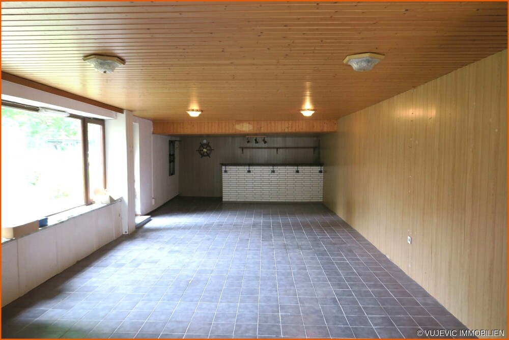 Großer Partyraum mit Gartenzugang
