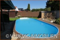Pool mit überdachter Terrasse