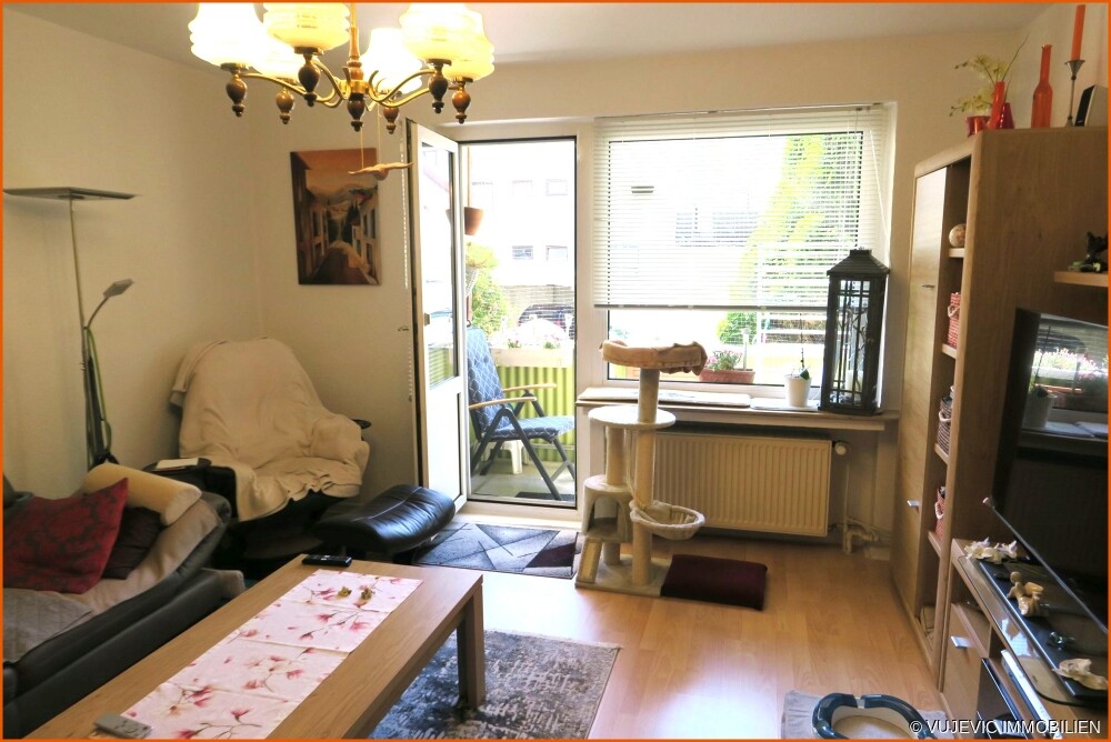Wohnzimmer mit Balkonzugang