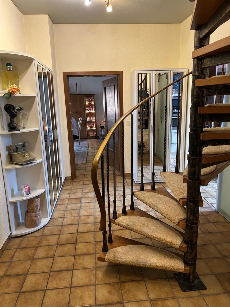 Flur mit Wendeltreppe zu DG