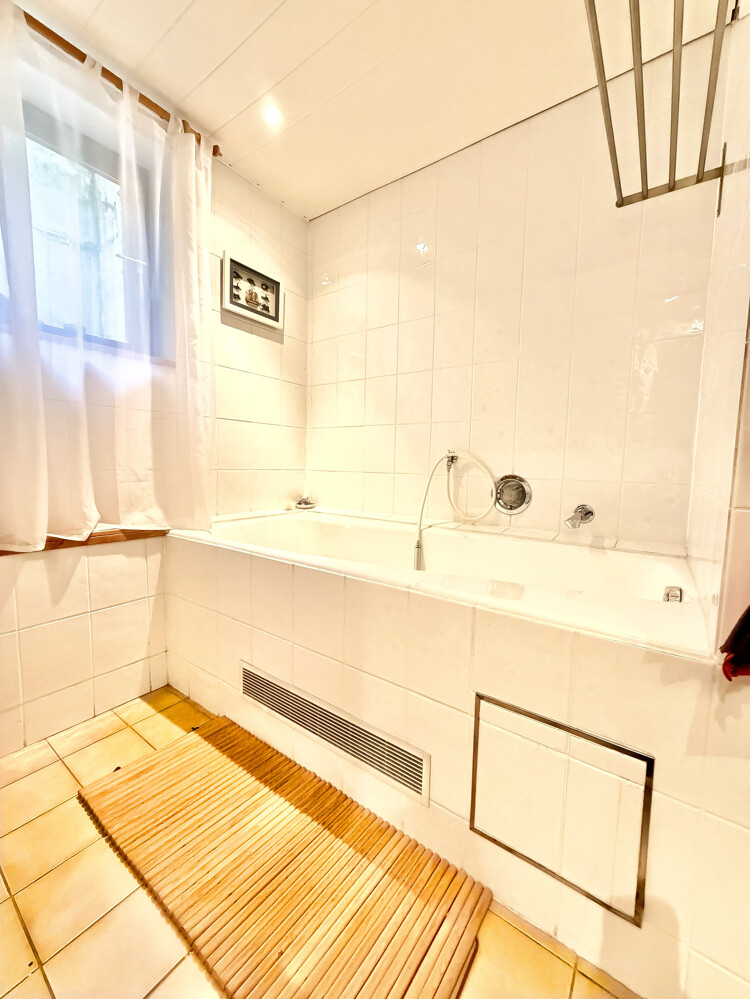 UG - Badezimmer Ansicht 1 Badewanne