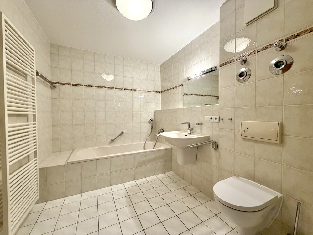 Bad mit Badewanne und Dusche