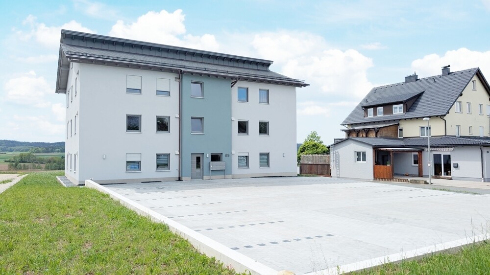 Außenansicht mit Stellplätzen