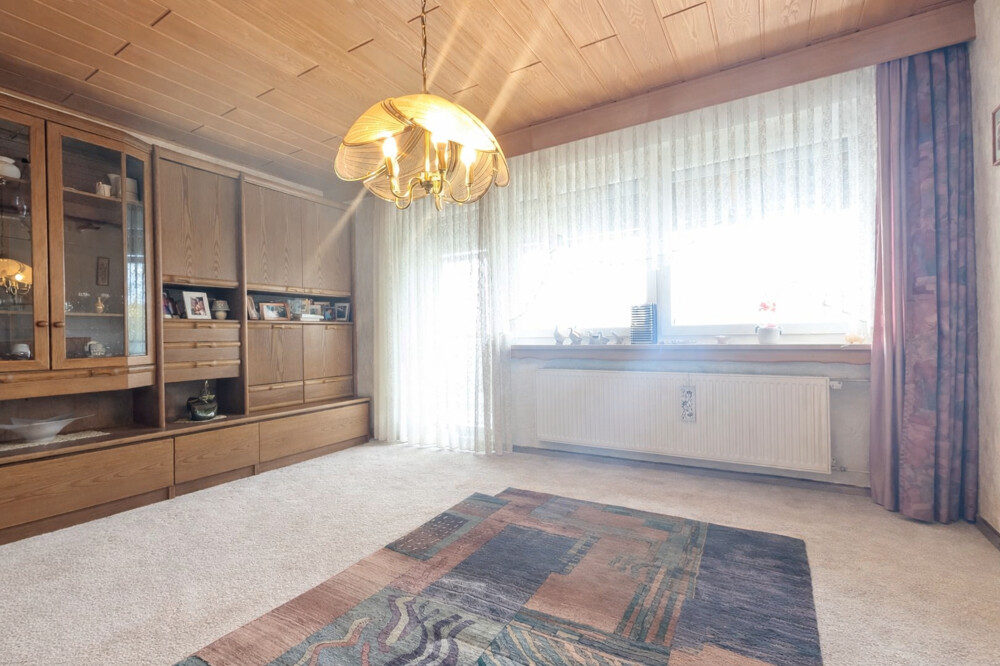 EG - Wohnzimmer mit Zugang zum Balkon