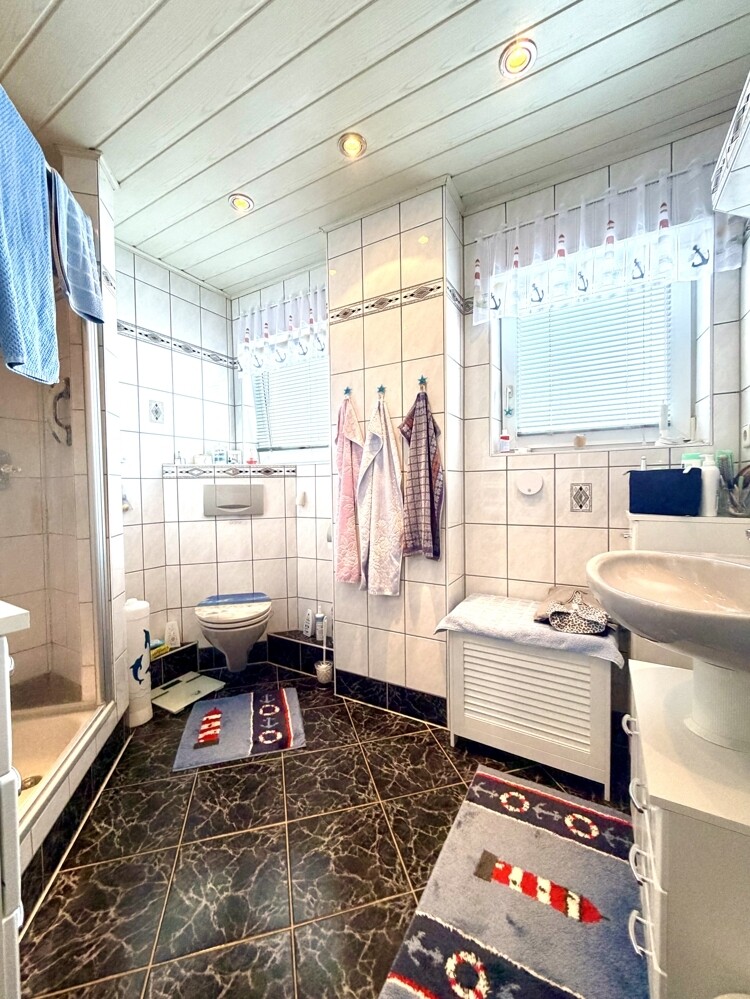 OG - Badezimmer mit Dusche