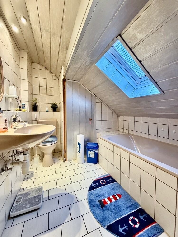 DG - Badezimmer mit Badewanne