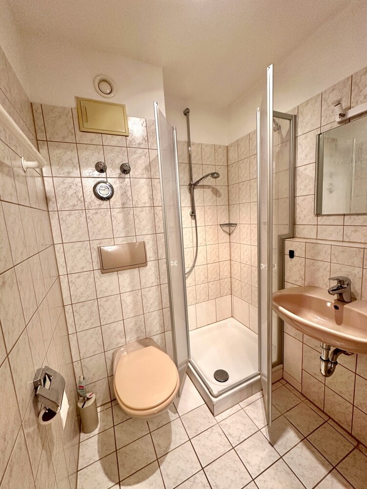 Badezimmer mit Dusche